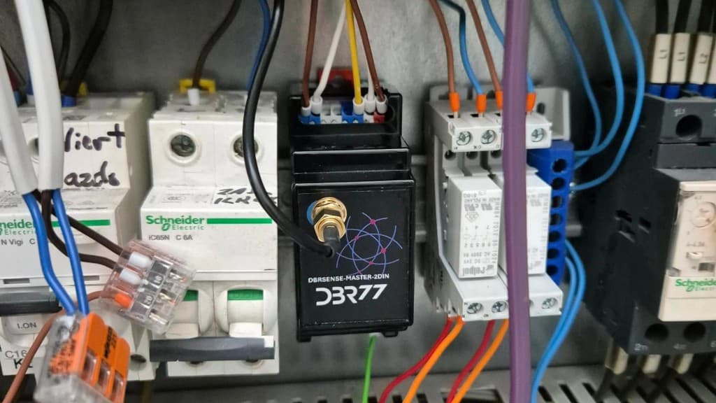 DBR77 Master / Data Hub in a control cabinet